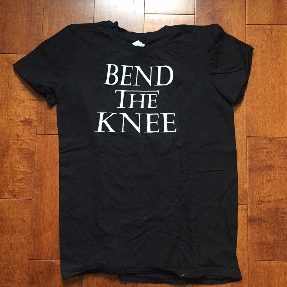 Game Of Thrones Fans!  Bend The Knee T size S